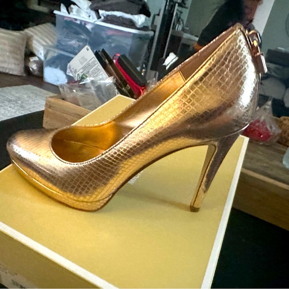 NWT- MICHAEL KORS ANTOINETTE PUMP SOFT PINK w/ORIGINAL BOX - Picture 1 of 7